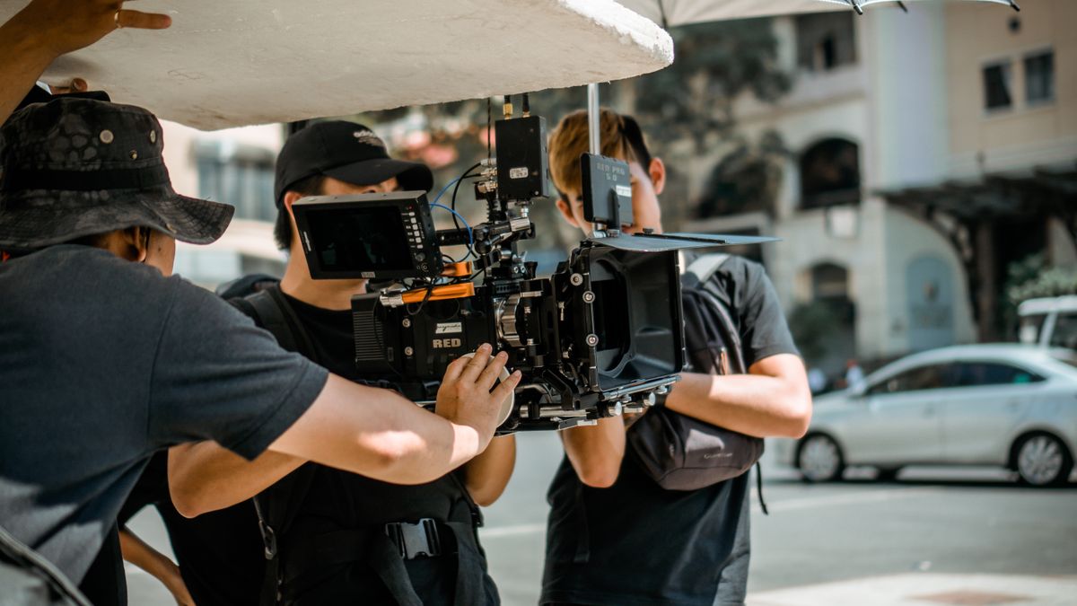 Filmes stáb professzionális kamerával forgatás közben